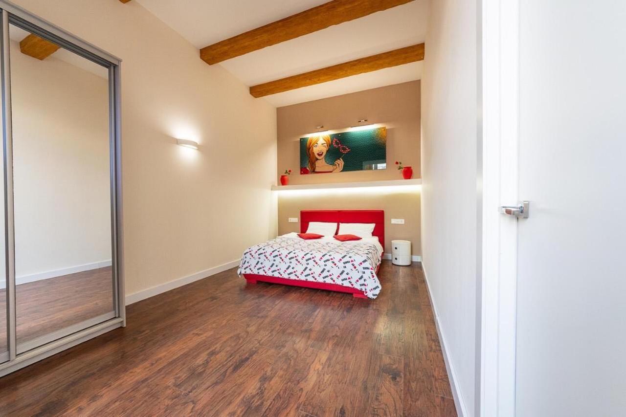 Alex Apartments Near Kreshatik St Kiev Bagian luar foto